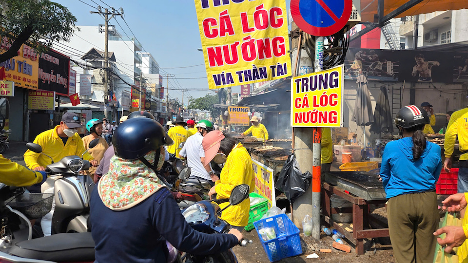 Từ s&aacute;ng sớm, &ldquo;phố c&aacute; l&oacute;c nướng&rdquo; tr&ecirc;n đường T&acirc;n Kỳ T&acirc;n Qu&yacute; đ&atilde; nhộn nhịp với người mua kẻ b&aacute;n. Ảnh: Quang Minh&nbsp;