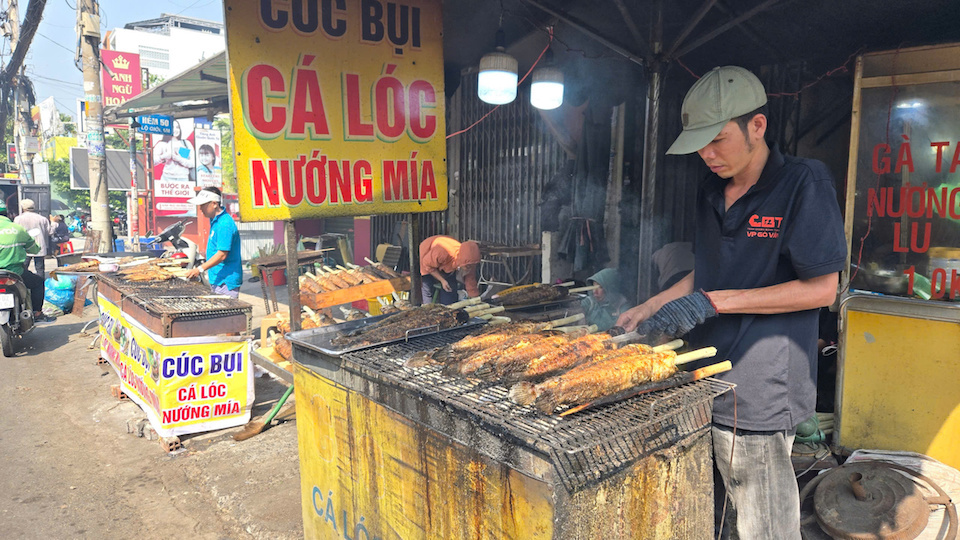 Chỉ m&ocirc;̣t đoạn đường dài khoảng 500m nhưng đã có g&acirc;̀n 30 đi&ecirc;̉m bán cá lóc nướng. Ảnh: Quang Minh