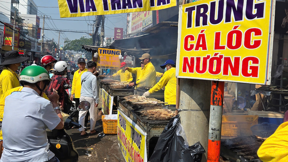 Để chuẩn bị cho ng&agrave;y b&aacute;n c&aacute; nhiều nhất trong năm, mỗi cửa h&agrave;ng huy động h&agrave;ng chục nh&acirc;n vi&ecirc;n. Ảnh: Quang Minh