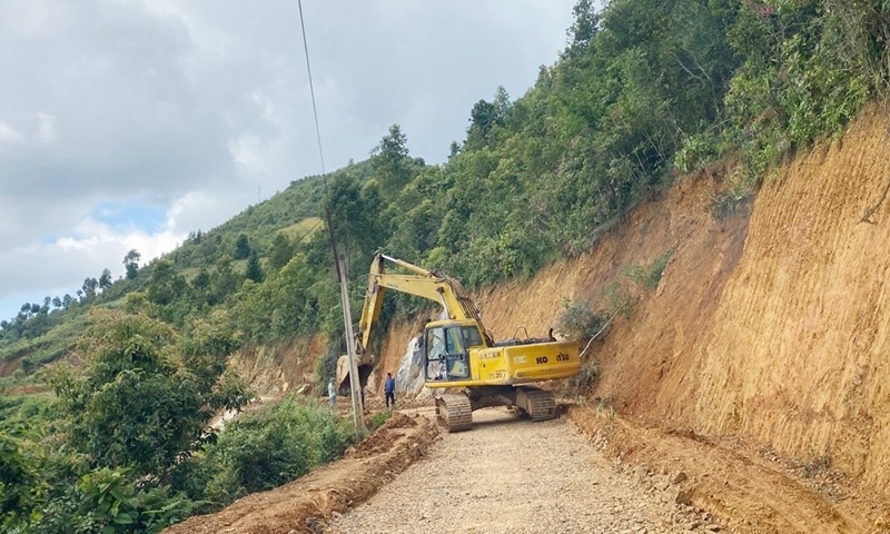 Điện Bi&ecirc;n ưu ti&ecirc;n nguồn lực đầu tư n&acirc;ng cấp đường li&ecirc;n x&atilde;, tạo thuận lợi cho Nh&acirc;n d&acirc;n đi lại.