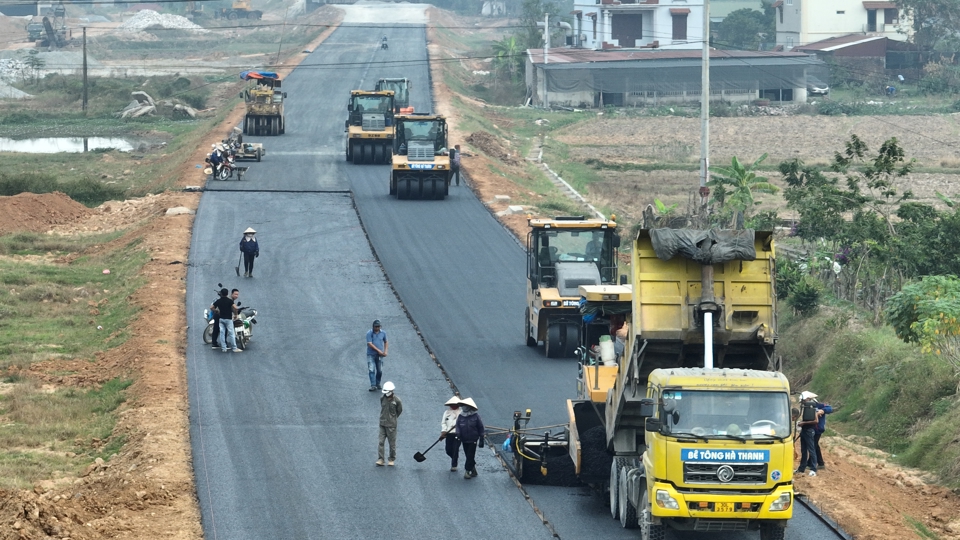 Ho&agrave;n th&agrave;nh kịp thời c&aacute;c dự &aacute;n đầu tư c&ocirc;ng sẽ g&oacute;p phần ph&aacute;t triển hạ tầng đ&ocirc; thị, kinh tế của đất nước. Ảnh: Phạm H&ugrave;ng