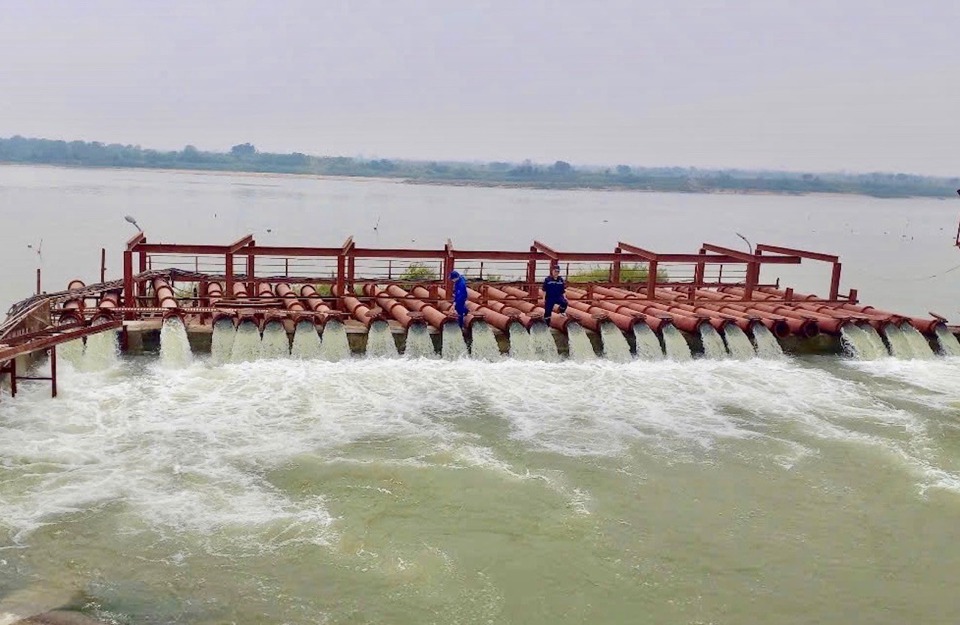 Vận h&agrave;nh trạm bơm d&atilde; chiến B&aacute; Giang (huyện Ho&agrave;i Đức) lấy nước vụ Xu&acirc;n 2025.