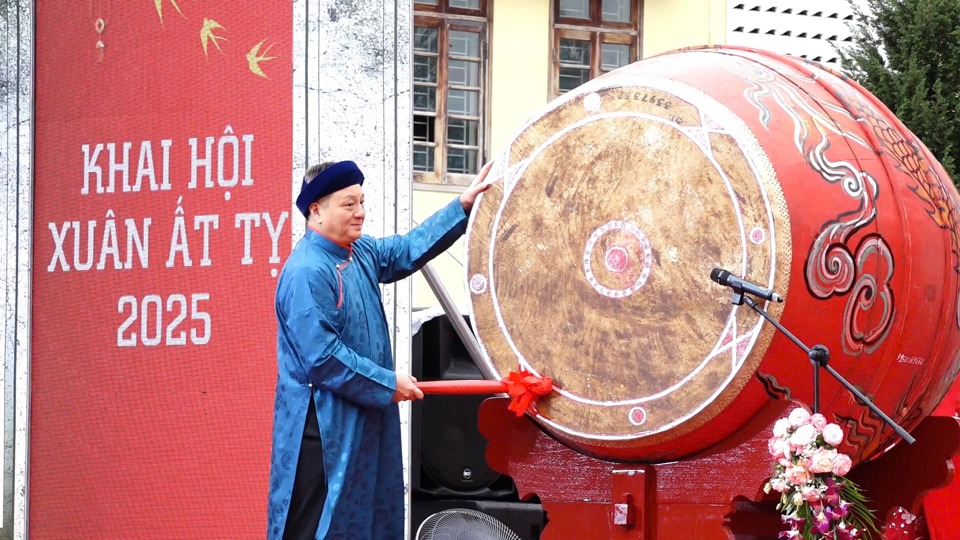 B&iacute; thư Huyện ủy Thanh Oai B&ugrave;i Ho&agrave;ng Phan đ&aacute;nh trống ch&iacute;nh thức khai hội Lễ hội ch&ugrave;a Bối Kh&ecirc; Xu&acirc;n Ất Tỵ 2025.