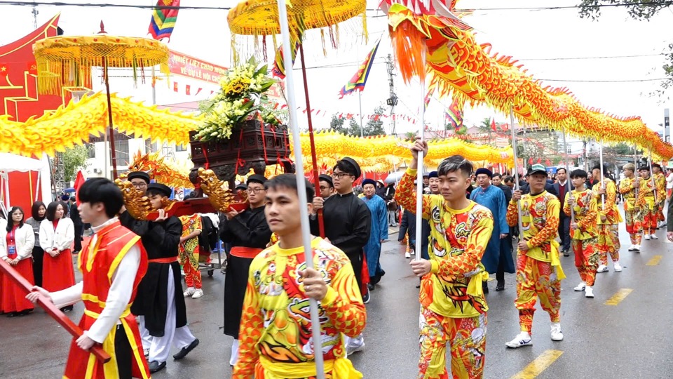 Đo&agrave;n đại biểu v&agrave; Nh&acirc;n d&acirc;n d&acirc;ng lễ.&nbsp;