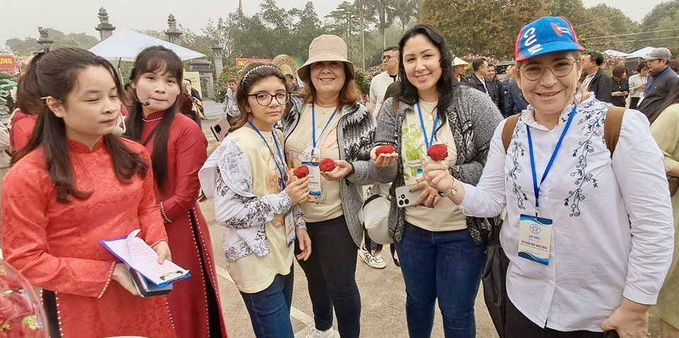 Nh&acirc;n vi&ecirc;n&nbsp; đại sứ qu&aacute;n trải nghiệm l&agrave;m hoa kh&ocirc; tại huyện M&ecirc; Linh trong Chương tr&igrave;nh Du xu&acirc;n Hữu Nghị. Ảnh: Ho&agrave;i Nam