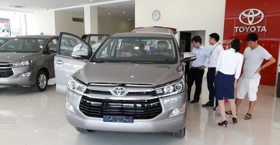 Người ti&ecirc;u d&ugrave;ng mua xe tại đại l&yacute; Toyota. Ảnh: Ho&agrave;i Nam