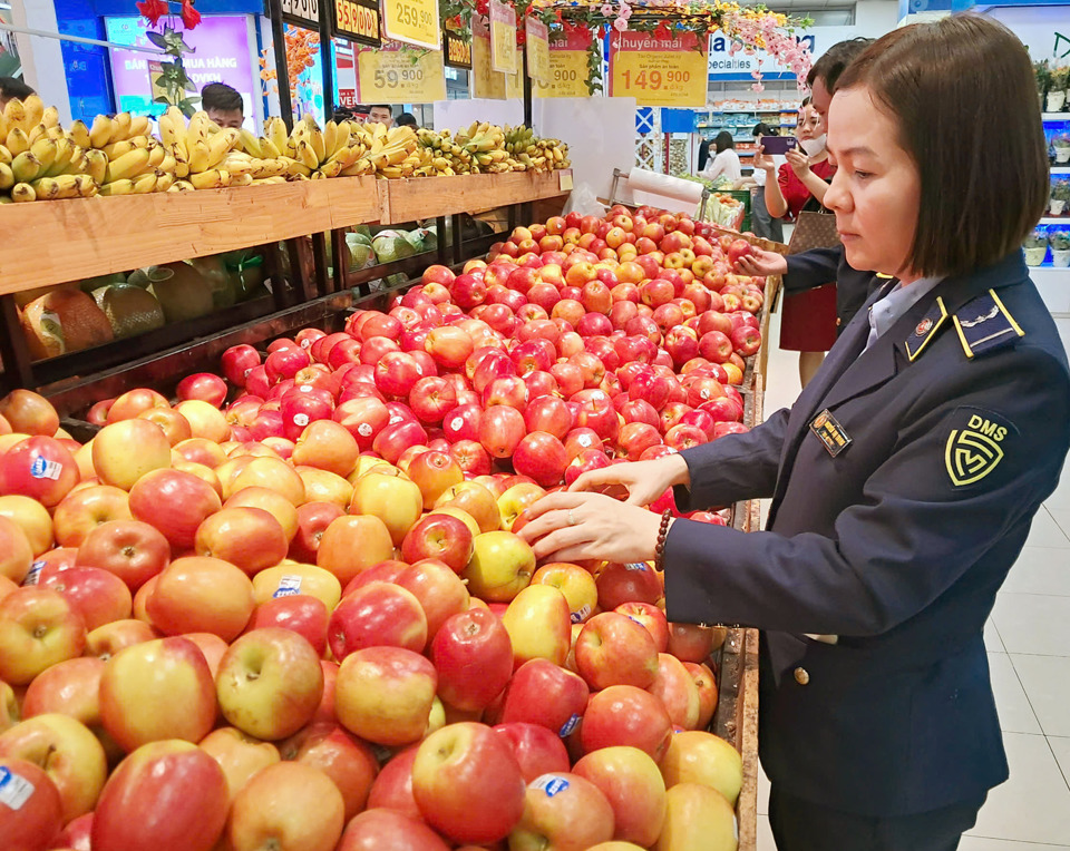 Quản l&yacute; thị trường H&agrave; Nội kiểm tra nguồn gốc h&agrave;ng h&oacute;a tại si&ecirc;u thị Co.op Mart. Ảnh: Ho&agrave;i Nam