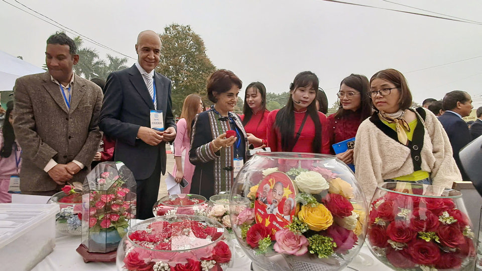 Nh&acirc;n vi&ecirc;n đại sứ qu&aacute;n trải nghiệm l&agrave;m hoa kh&ocirc; tại huyện M&ecirc; Linh trong Chương tr&igrave;nh Du xu&acirc;n Hữu Nghị. Ảnh: Ho&agrave;i Nam