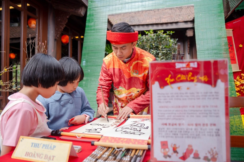 Du kh&aacute;ch đến B&agrave; N&agrave; dịp n&agrave;y vẫn được thưởng thức những minishow cực kỳ cuốn h&uacute;t với đủ loại h&igrave;nh nghệ thuật đường phố hấp dẫn hay kh&aacute;m ph&aacute; kh&ocirc;ng gian văn h&oacute;a Việt đặc sắc tại khu Tr&uacute; Vũ Tr&agrave; qu&aacute;n.