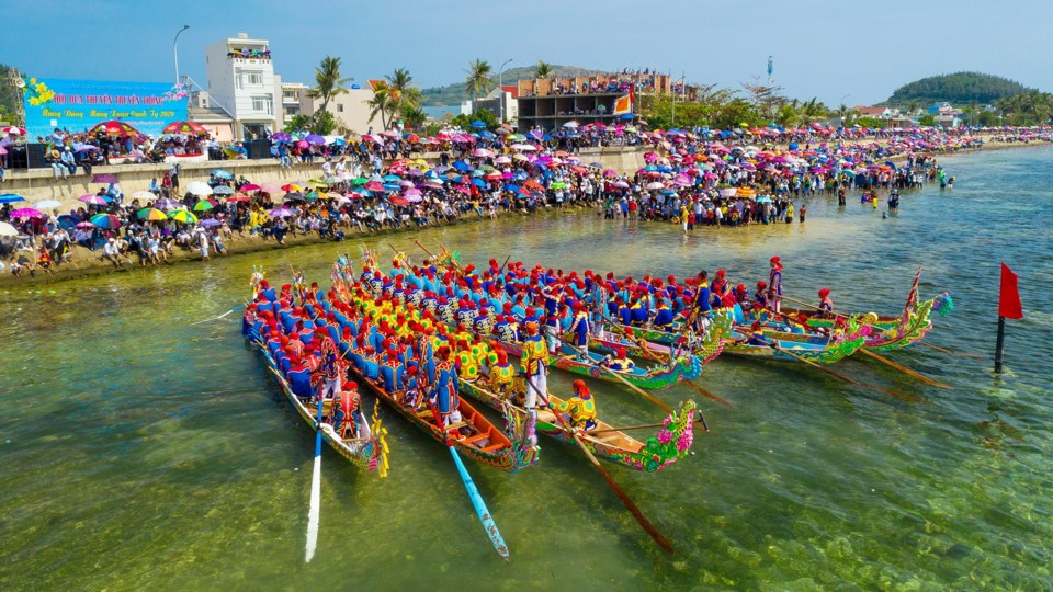 Hội đua thuyền truyền thống tứ linh ở L&yacute; Sơn đ&atilde; được c&ocirc;ng nhận l&agrave; Di sản&nbsp;văn h&oacute;a phi vật thể quốc gia.