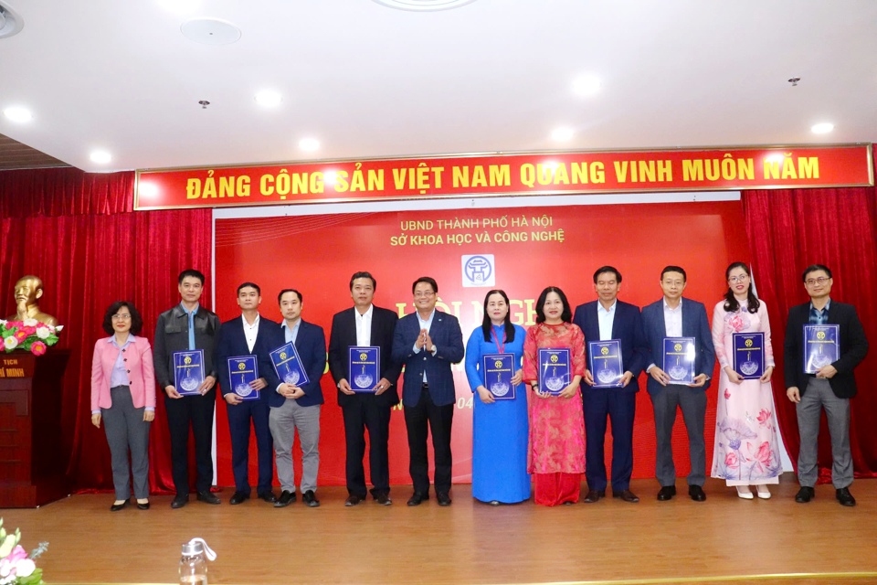 L&atilde;nh đạo Sở KH&amp;CN H&agrave; Nội trao c&aacute;c quyết định bổ nhiệm l&atilde;nh đạo c&aacute;c ph&ograve;ng, đơn vị trực thuộc sau khi hợp nhất.