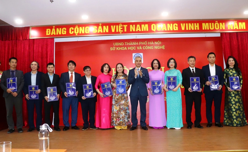 Gi&aacute;m đốc Sở KH&amp;CN H&agrave; Nội Nguyễn Hồng Sơn trao quyết định bổ nhiệm l&atilde;nh đạo c&aacute;c ph&ograve;ng, đơn vị trực thuộc sau khi hợp nhất.