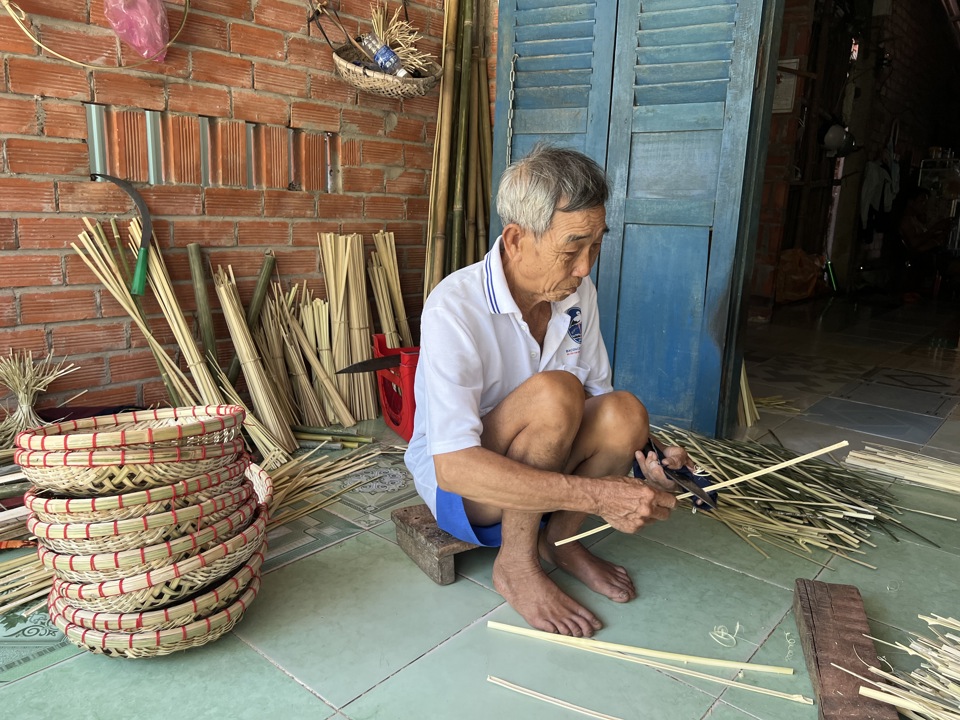 &Ocirc;ng Trần Văn Mến, 75 tuổi l&agrave; một trong số &iacute;t hộ d&acirc;n theo nghề đan đ&aacute;t tại x&atilde; x&atilde; Ph&uacute; Lễ.