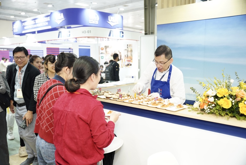 M&oacute;n ăn từ hải sản Na Uy được giới thiệu tại Food &amp; Hospitality H&agrave; Nội năm 2025.