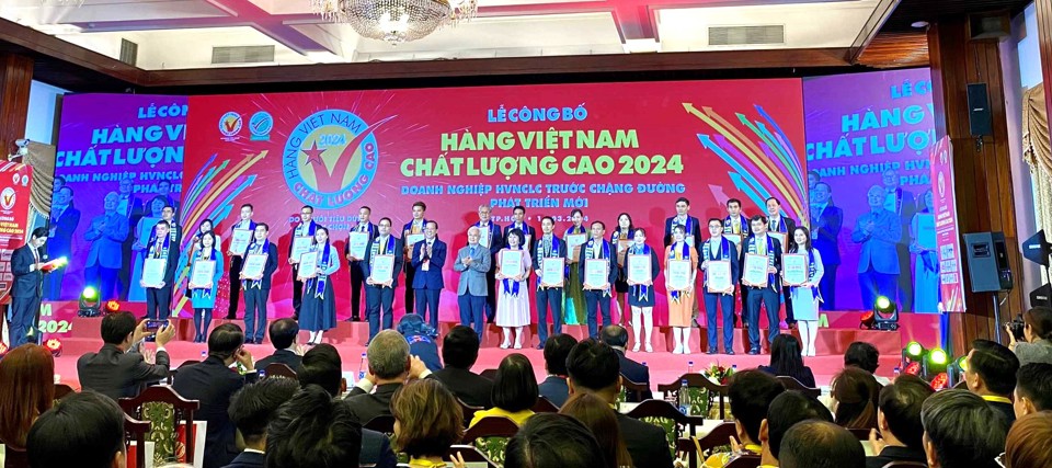 Lễ trao chứng nhận H&agrave;ng Việt Nam chất lượng cao năm 2024 do người ti&ecirc;u d&ugrave;ng b&igrave;nh chọn.&nbsp;