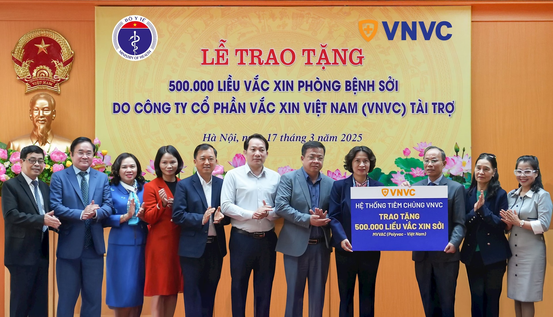 vnvc-trao-tang-vac-xin-soi-cho-bo-y-te.jpg