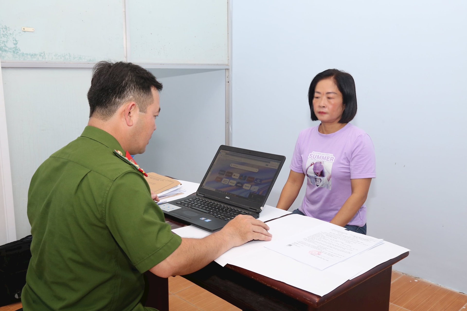16 16.04-anh-1-quach-ngoc-huong-tai-co-quan-cong-an-1-(1).jpg