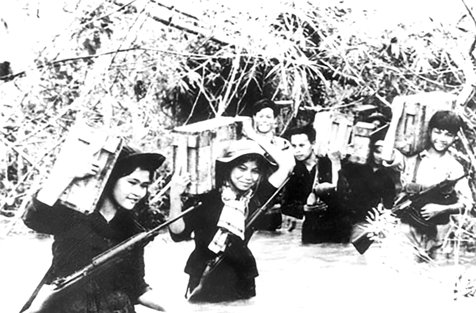 anh-bai-toa-sang-nhung-bong-hong-thep-2 anh-bai-toa-sang-nhung-bong-hong-thep-2.jpg