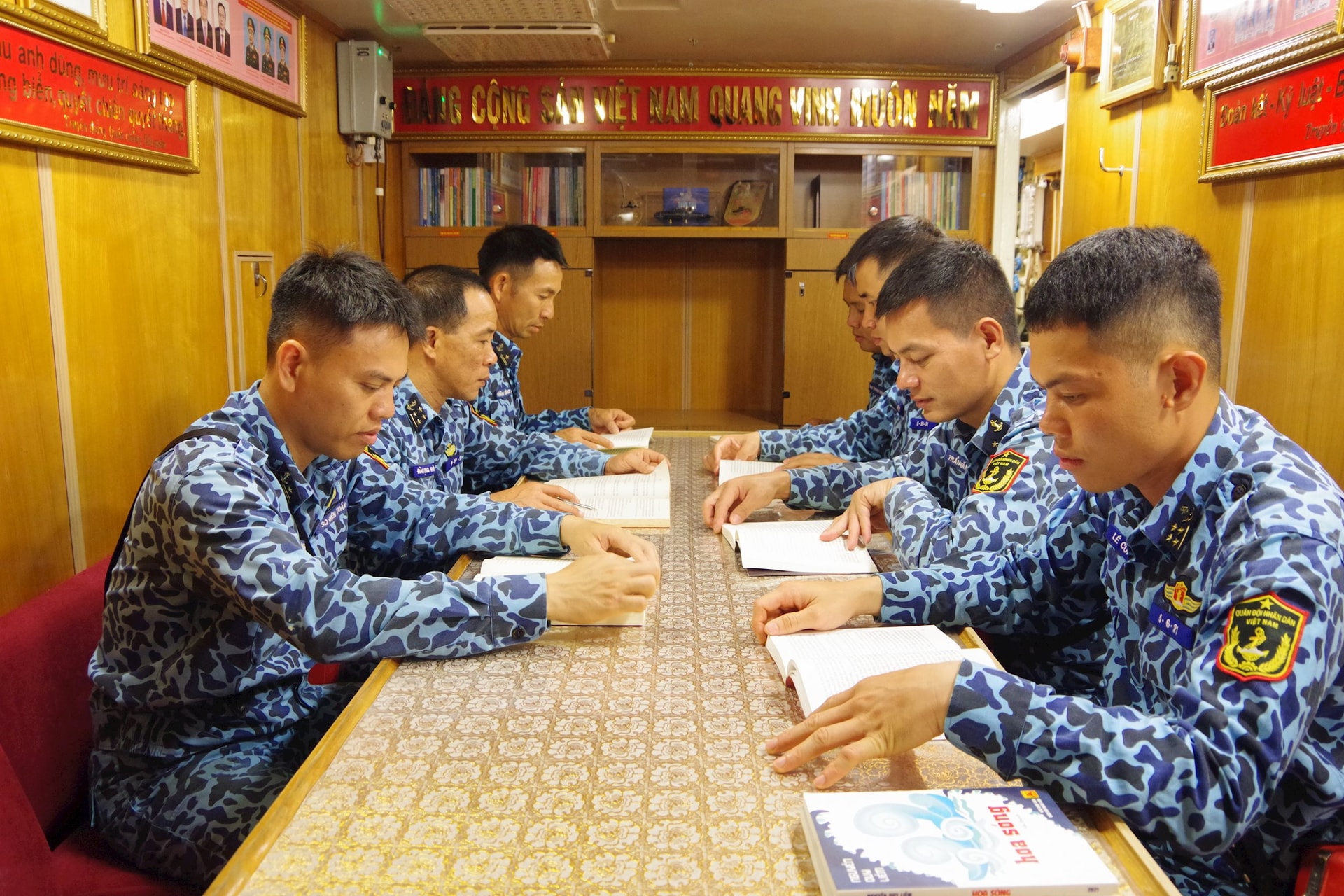 doc-sach-tai-cau-lac-bo-cua-tau-ngam doc-sach-tai-cau-lac-bo-cua-tau-ngam.jpeg
