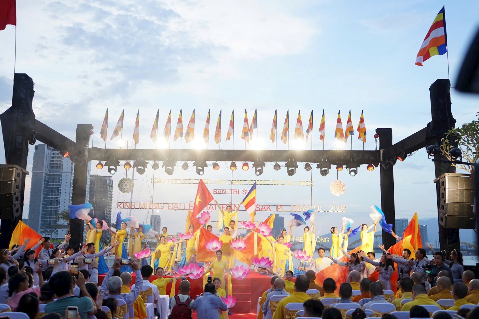 5-5-thap-sang-hoa-sen1 5-5-thap-sang-hoa-sen1.jpg