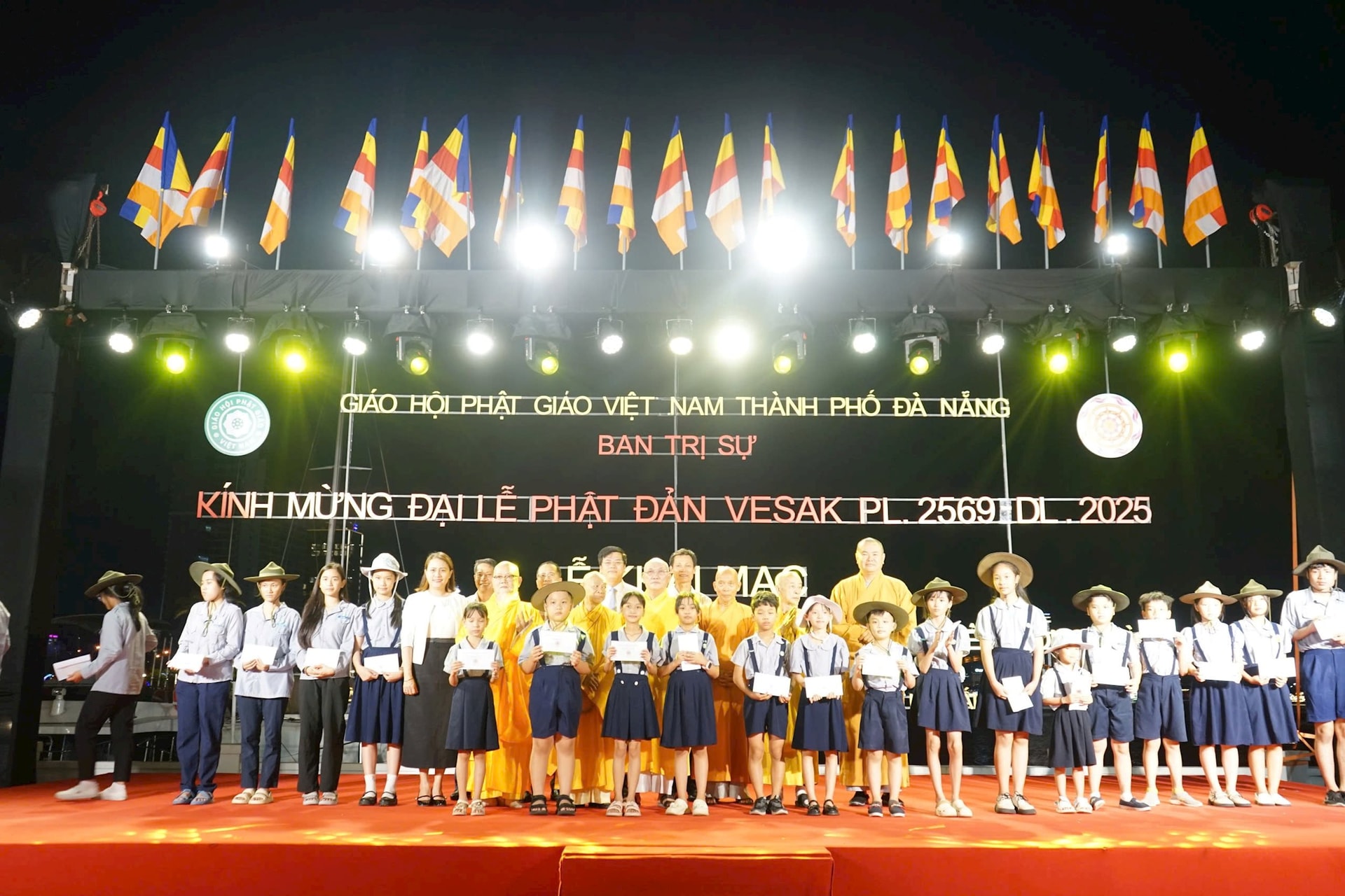 5-5-thap-sang-hoa-sen2 5-5-thap-sang-hoa-sen2.jpg