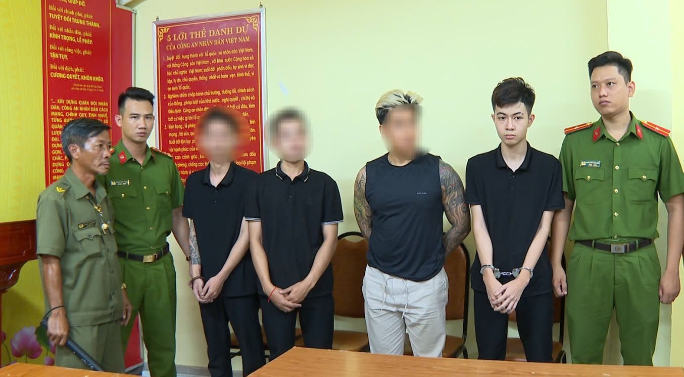 anh-1-cac-doi-tuong-tai-co-quan-cong-an anh-1-cac-doi-tuong-tai-co-quan-cong-an.jpg