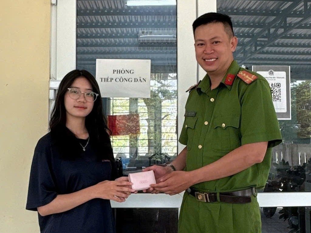 anh-1-cong-an-phuong-thuy-van-trao-tra-tai-san anh-1-cong-an-phuong-thuy-van-trao-tra-tai-san.jpg
