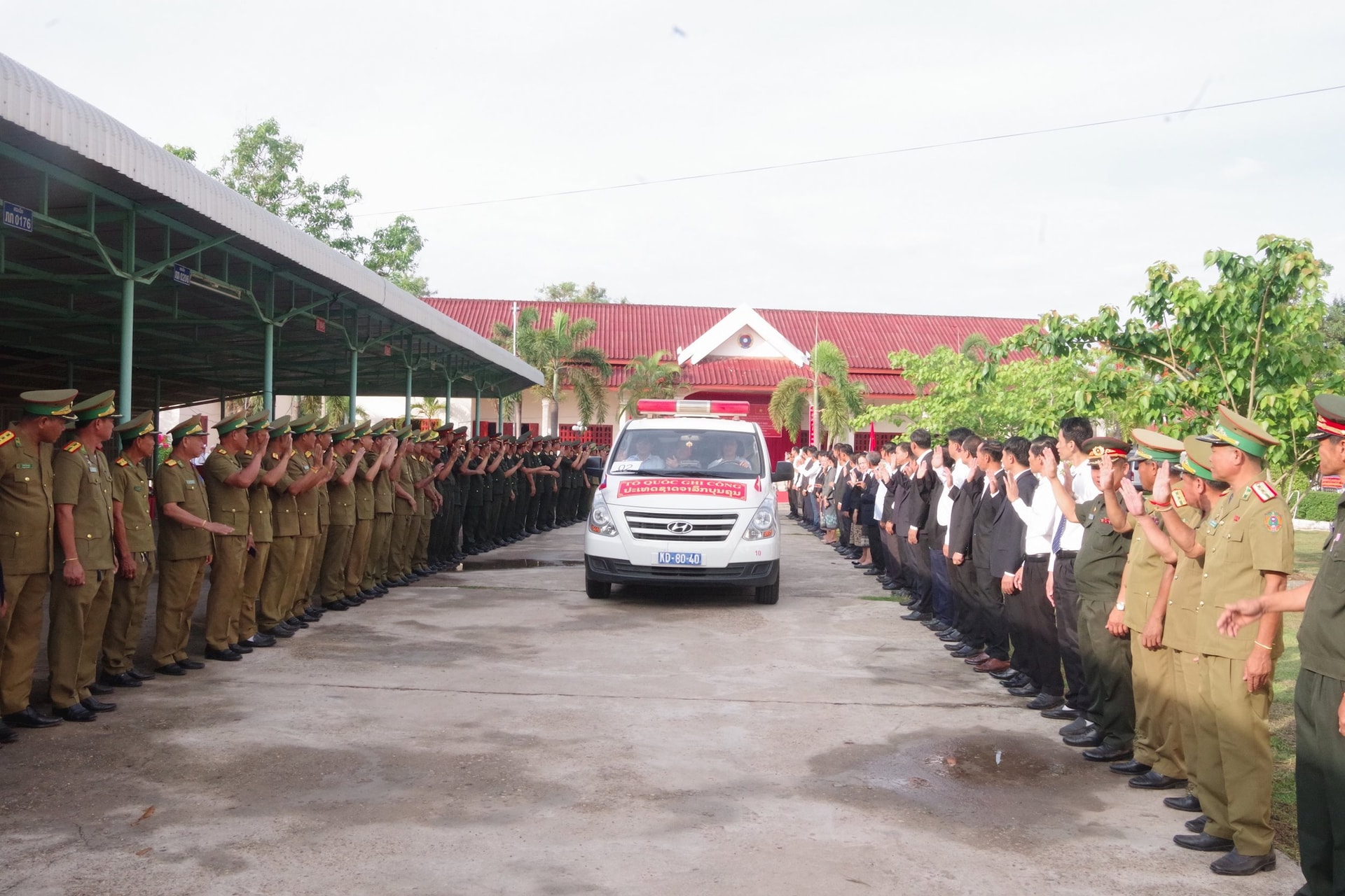 anh-20-lanh-dao-chinh-quyen-luc-luong-vu-trang-va-nhan-dan-2-tinh-salavan-va-sekong-tien-dua-cac-liet-si anh-20-lanh-dao-chinh-quyen-luc-luong-vu-trang-va-nhan-dan-2-tinh-salavan-va-sekong-tien-dua-cac-liet-si.jpg