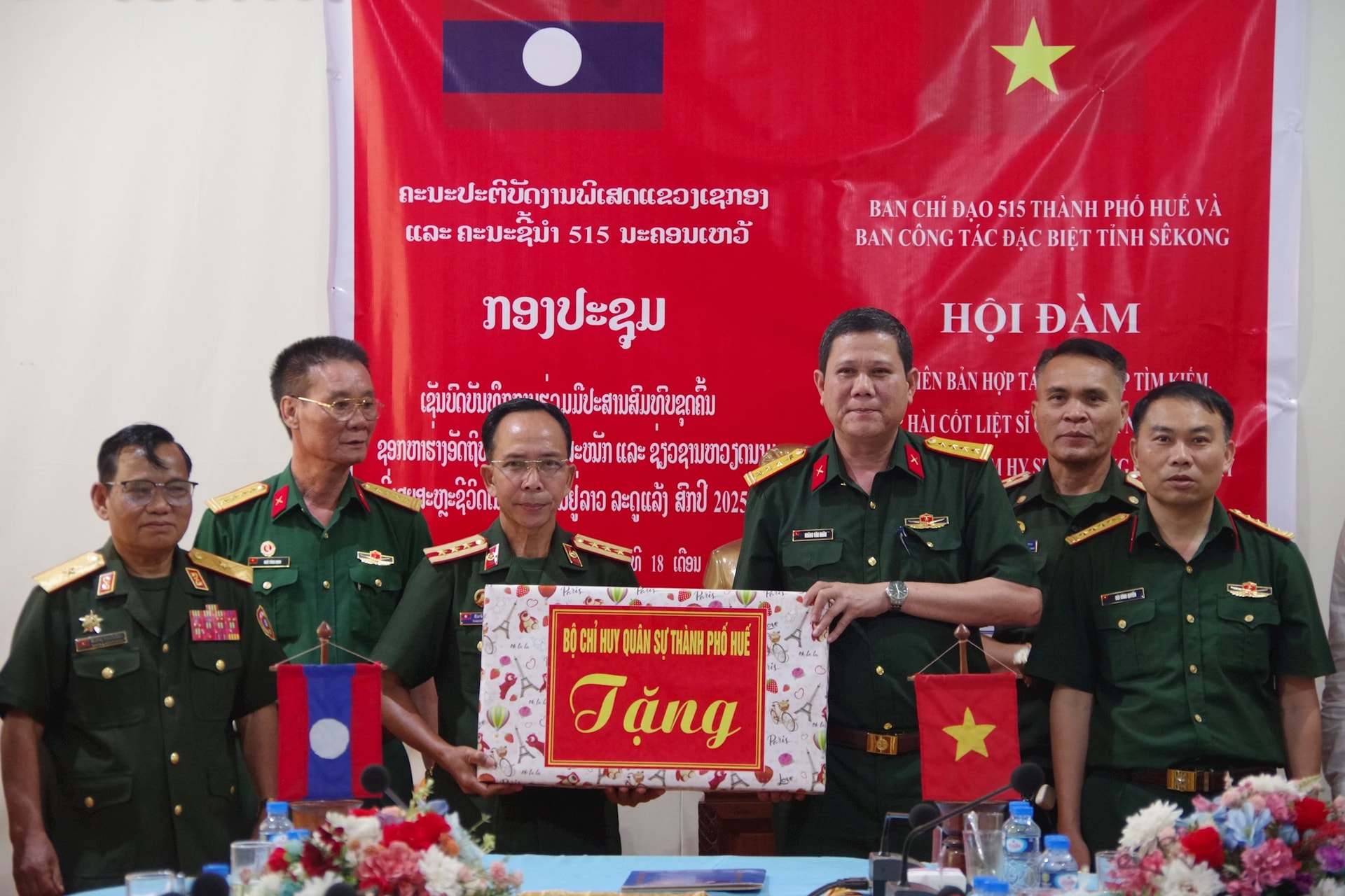 anh-6-trao-qua-cua-bo-chqs-thanh-pho-hue-cho-bo-chqs-tinh-sekong anh-6-trao-qua-cua-bo-chqs-thanh-pho-hue-cho-bo-chqs-tinh-sekong.jpg