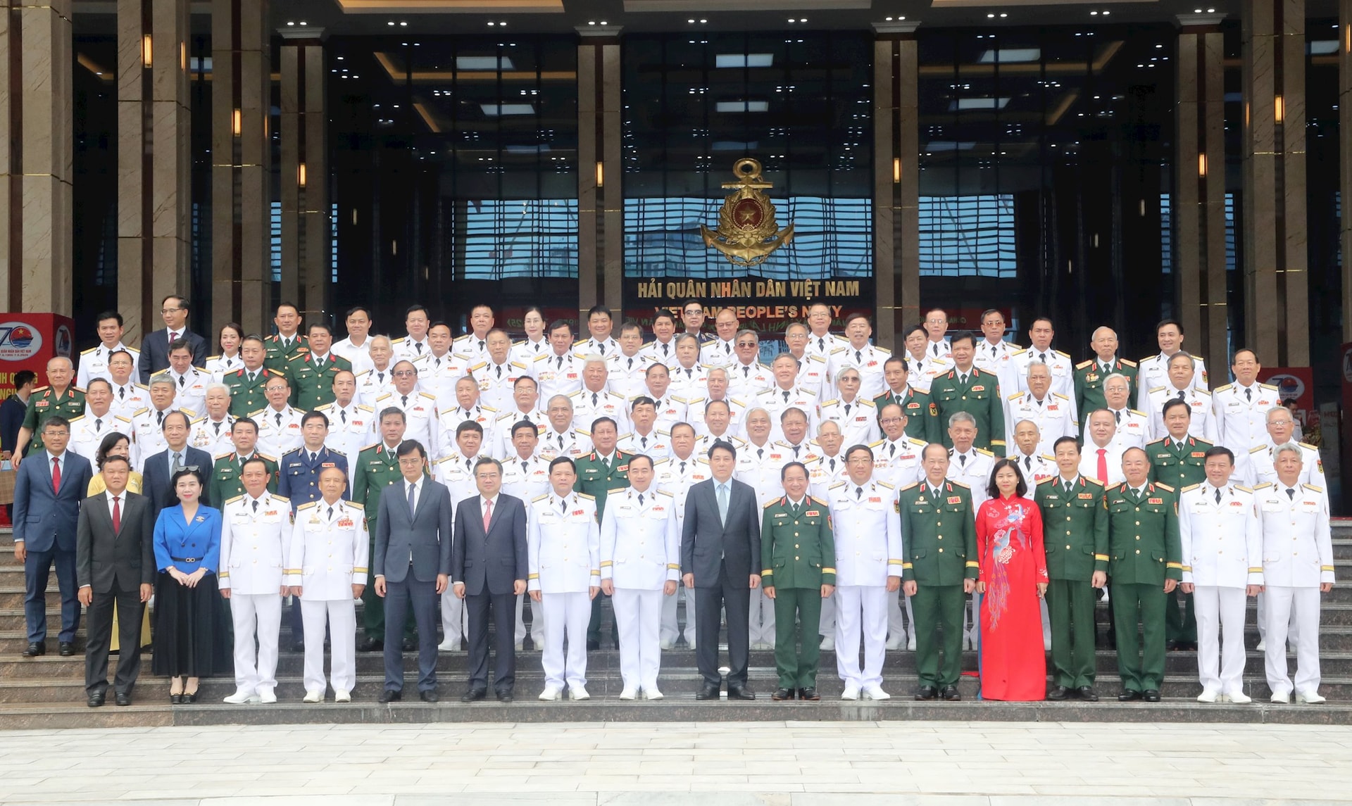 chu-tich-nuoc-chup-anh-luu-niem-voi-cac-dai-bieu-du-buoi-le-ky-niem chu-tich-nuoc-chup-anh-luu-niem-voi-cac-dai-bieu-du-buoi-le-ky-niem.jpg