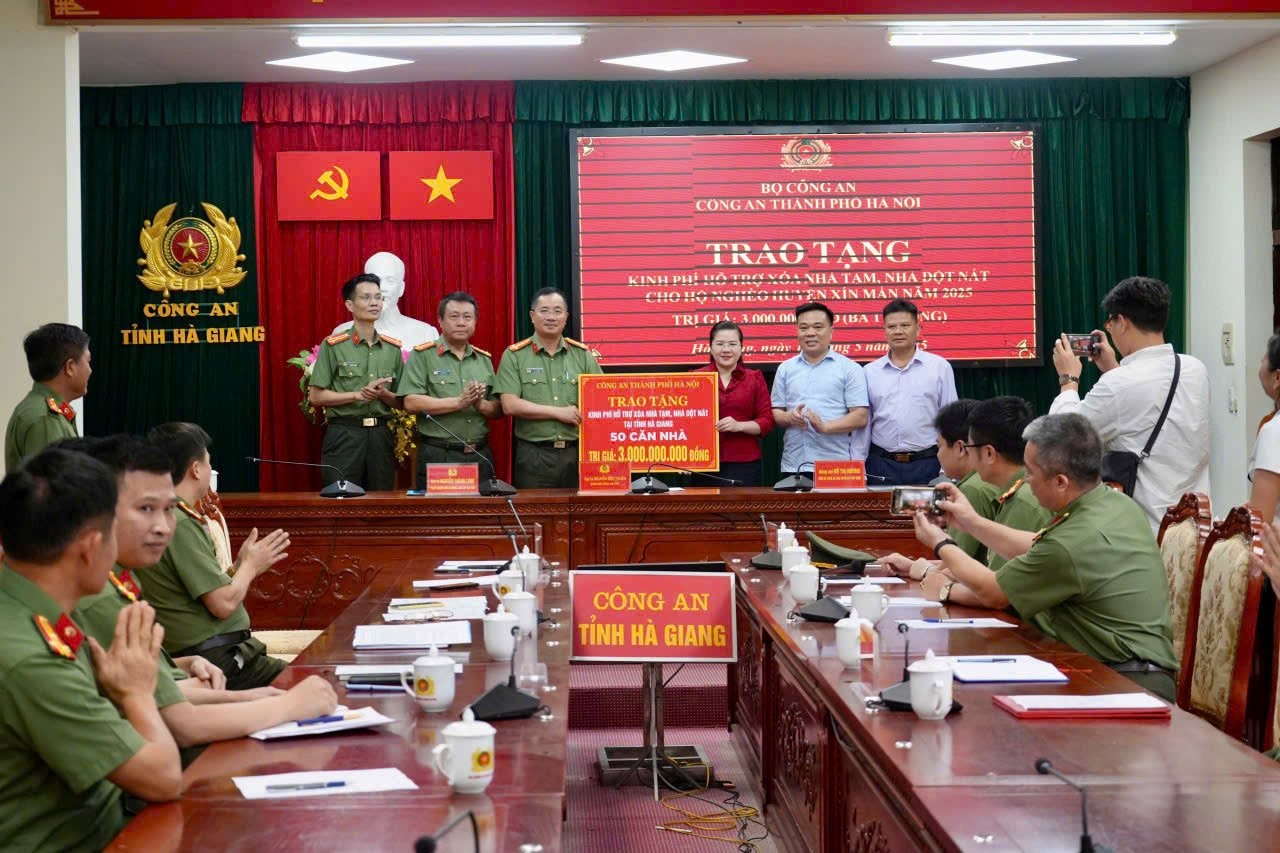 cong-an-ha-noi-ho-tro-xay-nha-dot-nat.jpg
