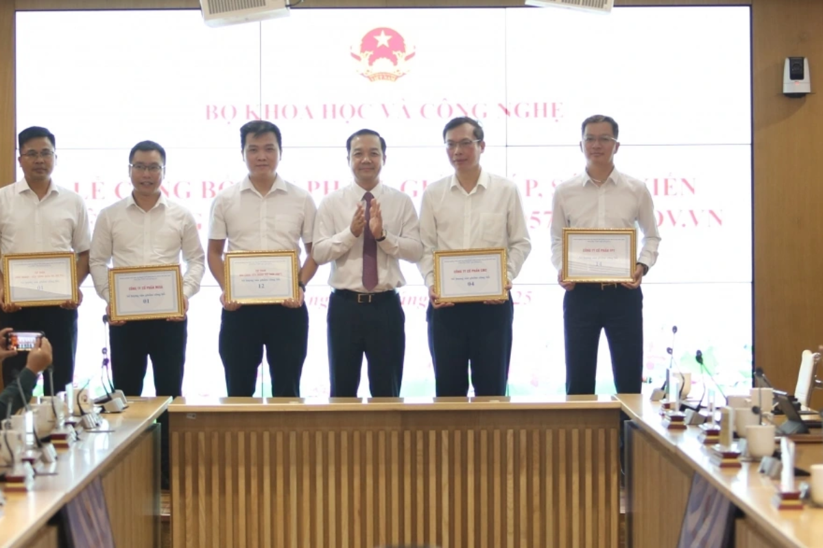 dai-dien-cac-doanh-nghiep-co-san-pham-duoc-lua-chon-nhan-ky-niem-chuong dai-dien-cac-doanh-nghiep-co-san-pham-duoc-lua-chon-nhan-ky-niem-chuong..png