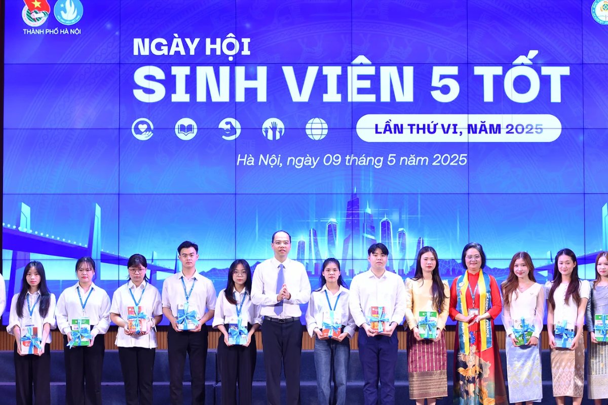 dai-dien-thanh-doan-hoi-sinh-vien-thanh-pho-ha-noi-trao-sach-tang-cac-sinh-vien-viet-nam-va-lao-tieu-bieu dai-dien-thanh-doan-hoi-sinh-vien-thanh-pho-ha-noi-trao-sach-tang-cac-sinh-vien-viet-nam-va-lao-tieu-bieu..png
