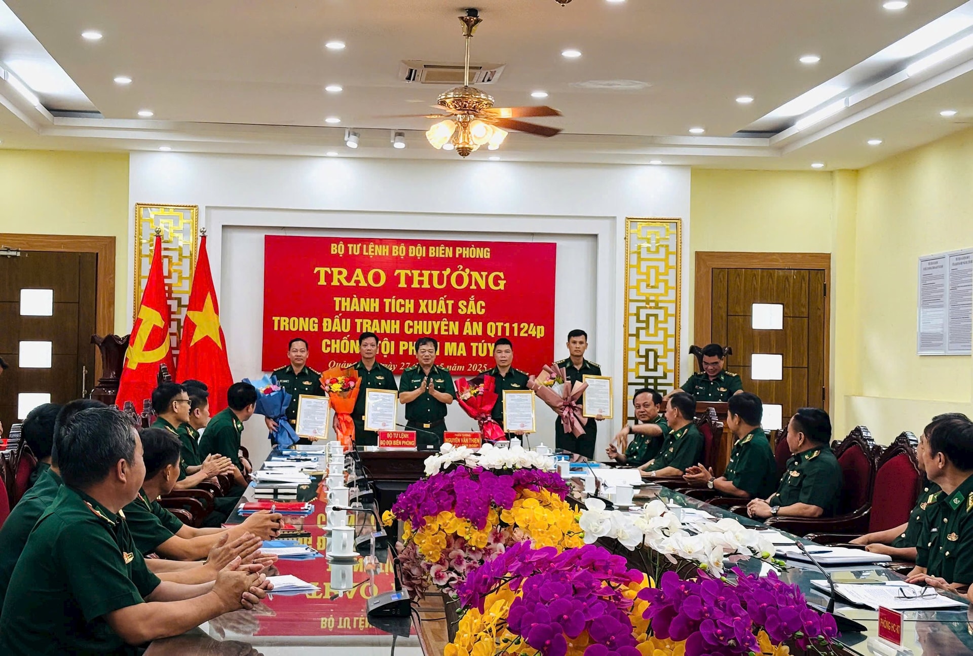 trao-thuong-chuyen-an-ma-tuy-2705 trao-thuong-chuyen-an-ma-tuy-2705.jpg