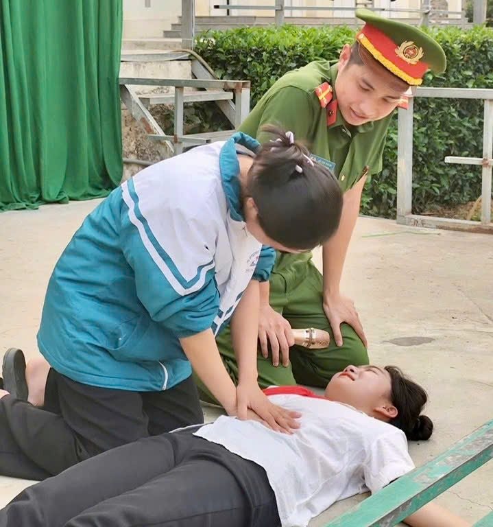 tuyentruyen2 tuyentruyen2.jpg
