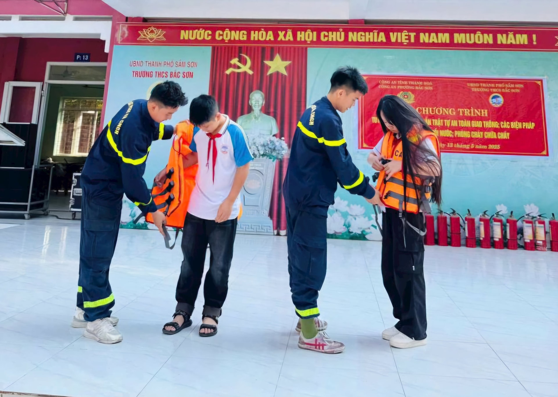 tuyentruyen4 tuyentruyen4.jpg