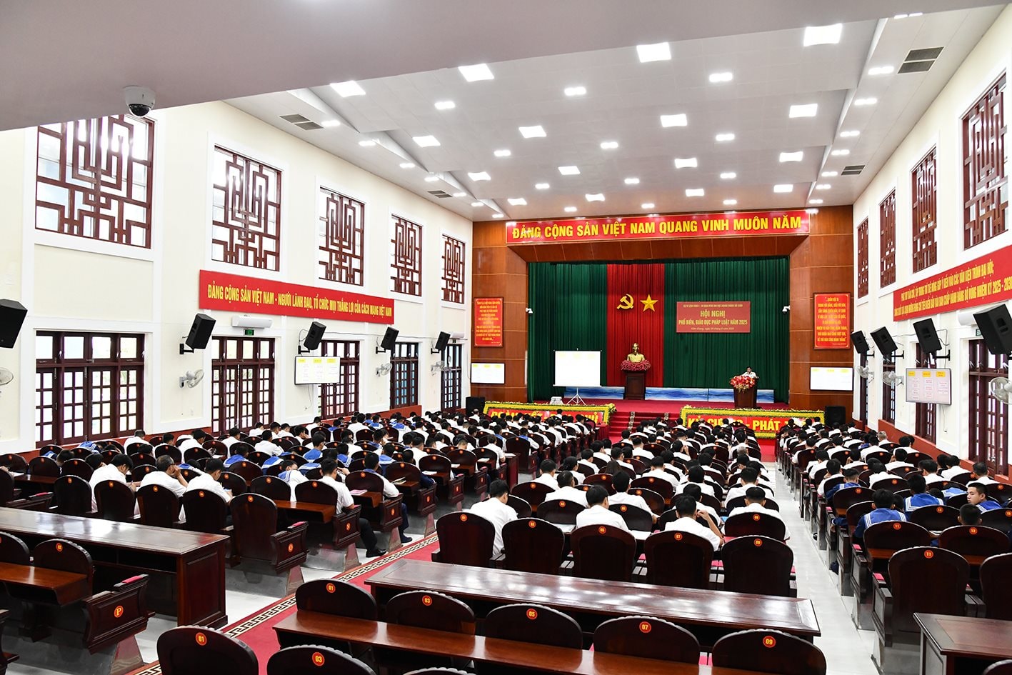 1-16 1.-quang-canh-hoi-nghi.jpg