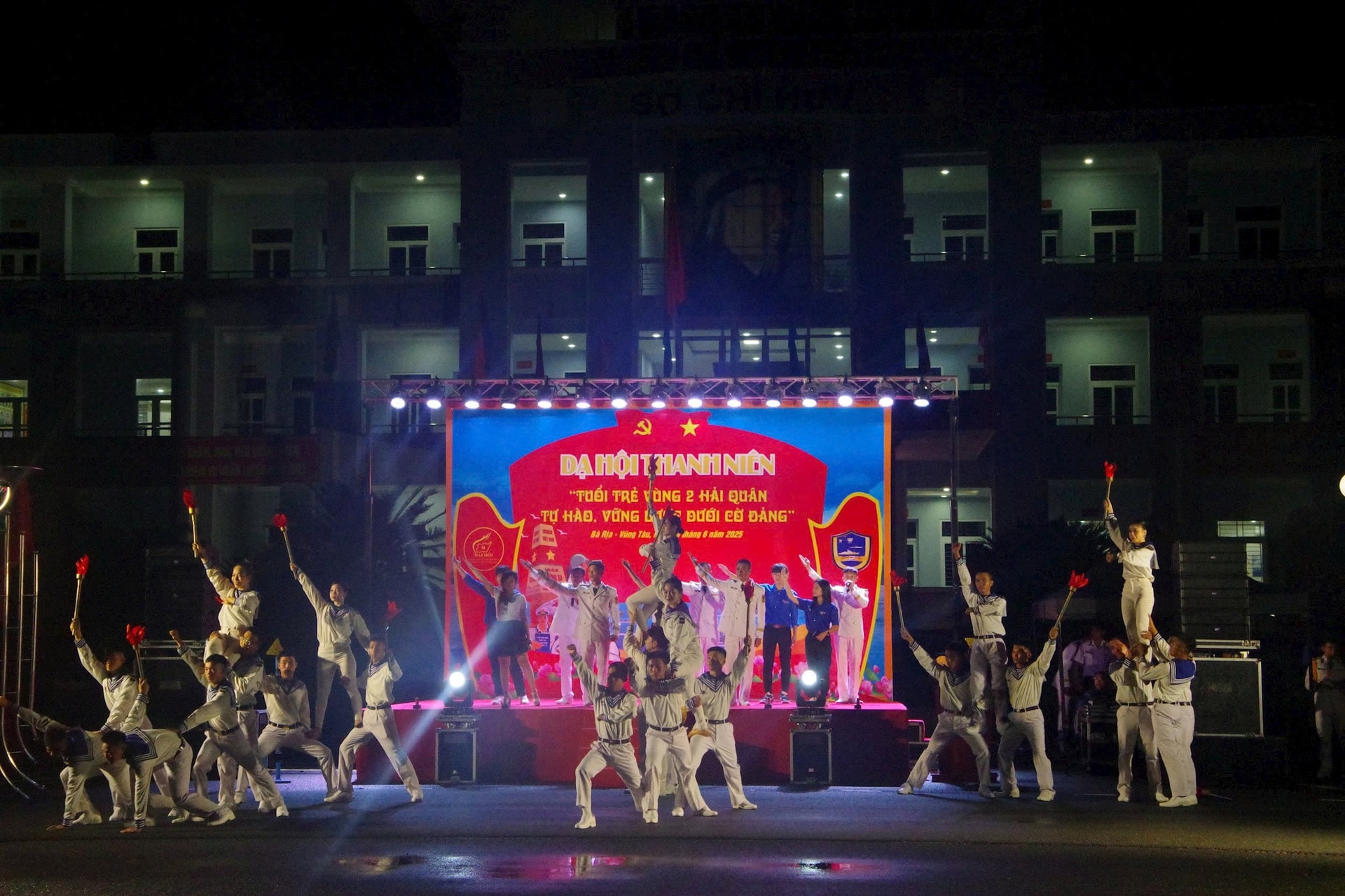 1-2 1.-bieu-dien-tiet-muc-van-nghe-tai-lu-doan-167.jpg