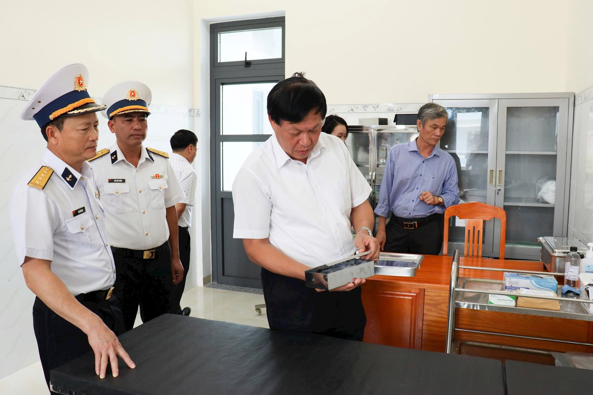 1-6 1.-dong-chi-do-xuan-tuyen-khao-sat-thuc-te-co-so-vat-chat-tai-benh-xa-lu-doan-175.jpg
