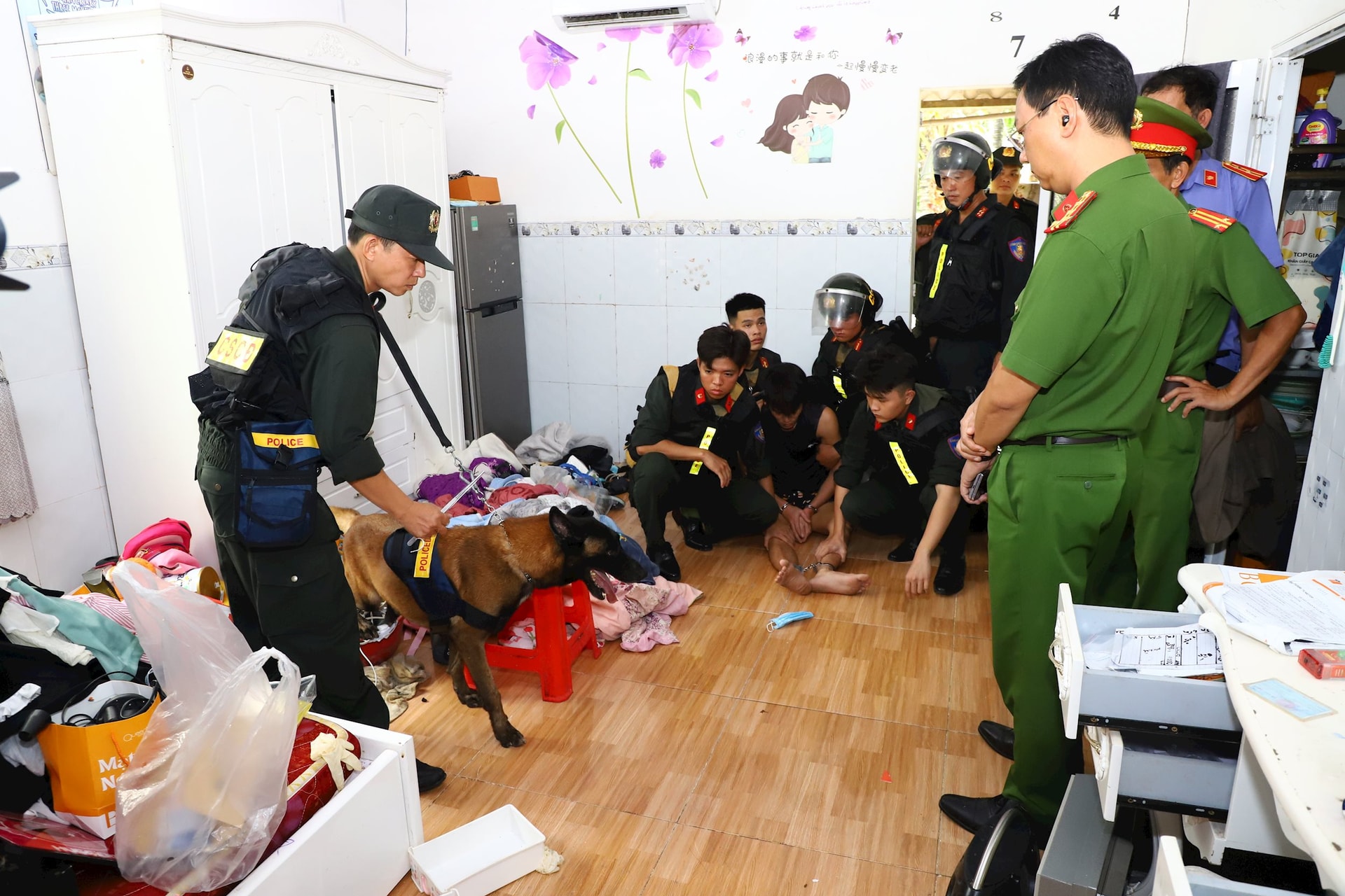 1-dai-ta-bui-duc-an-pho-giam-doc-cong-an-tinh-truc-tiep-chi-dao-cac-luc-luong-tai-hien-truong 1-dai-ta-bui-duc-an-pho-giam-doc-cong-an-tinh-truc-tiep-chi-dao-cac-luc-luong-tai-hien-truong.jpeg