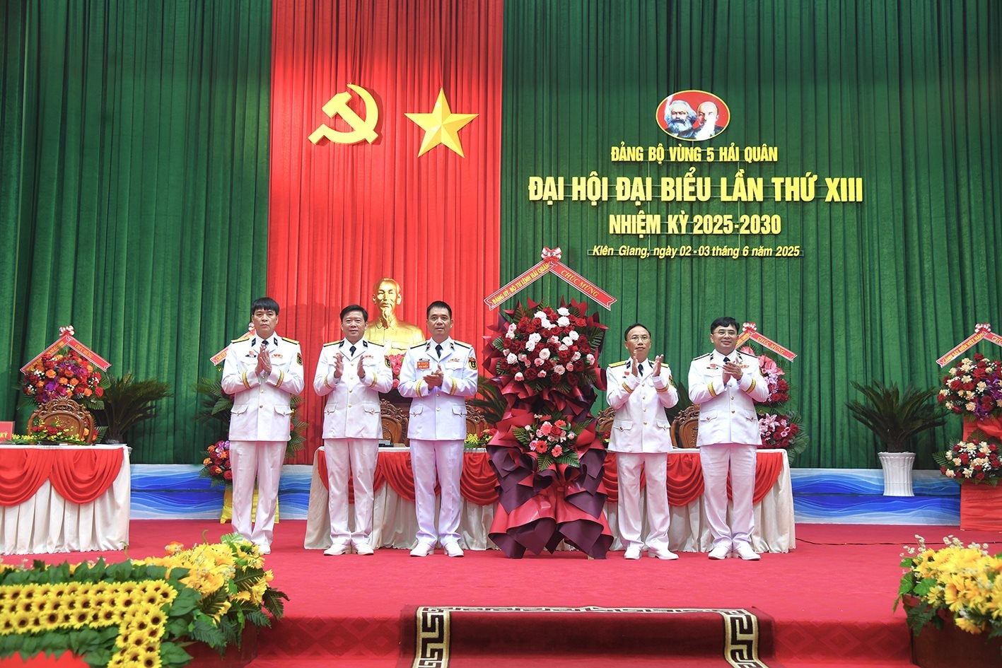 2-4 2.-thieu-tuong-nguyen-an-phong-thu-ba-tu-phai-qua-tang-hoa-chuc-mung-dai-hoi.jpg