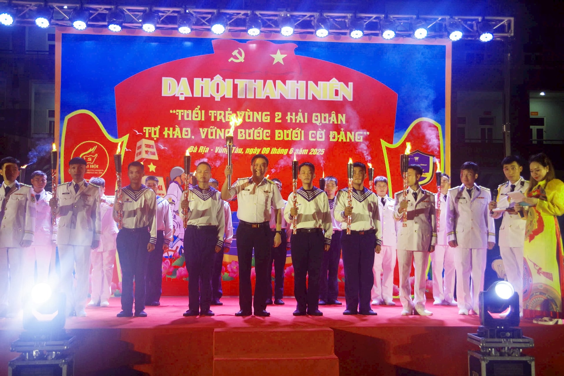 2-6 2.-dai-ta-tran-manh-chien-bi-thu-dang-uy-chinh-uy-thuc-hien-nghi-thuc-thap-ngon-lua-truyen-thong.jpg