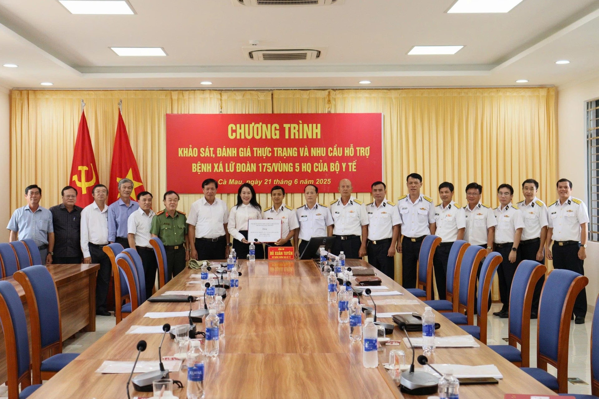 3-6 3.-doan-cong-tac-bo-y-te-tang-qua-benh-xa-lu-doan-175.jpg
