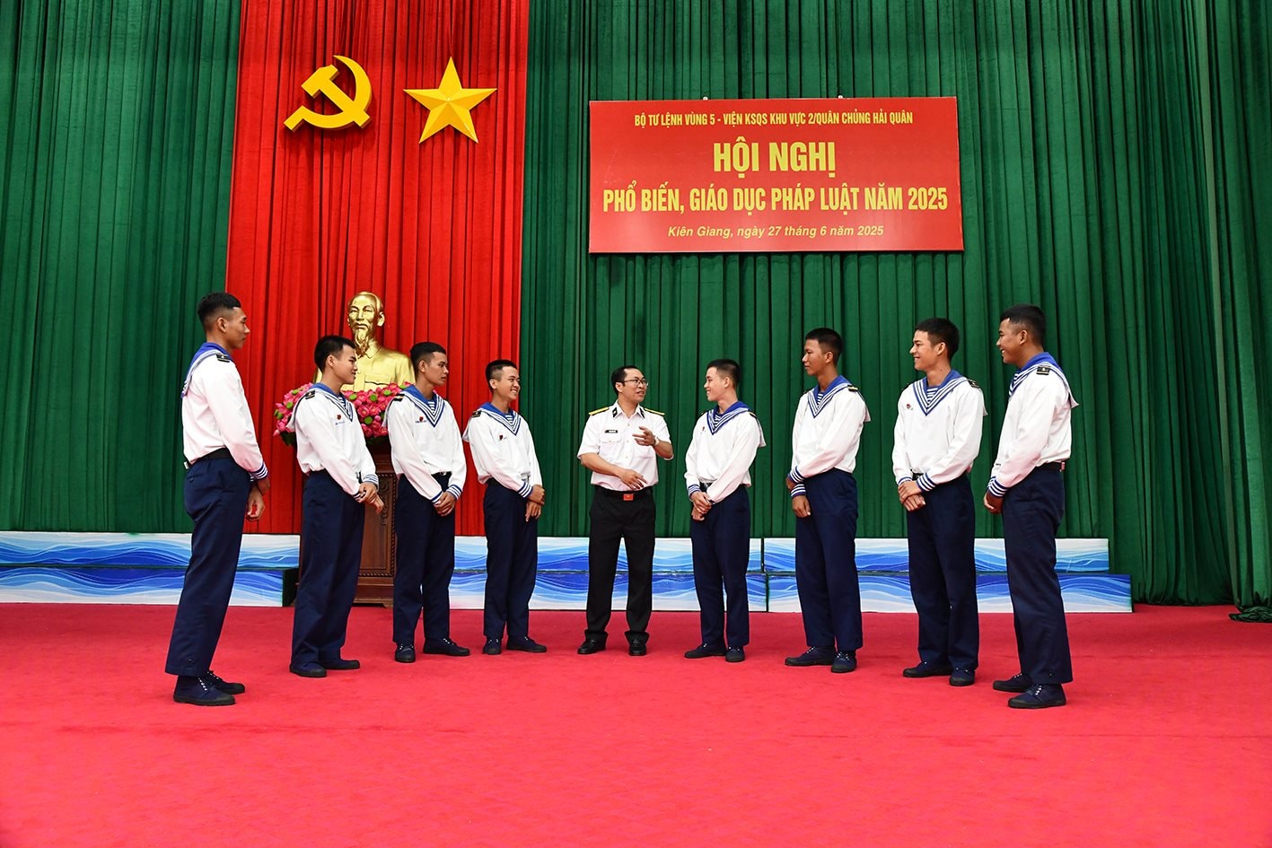 4-10 4.-can-bo-vien-kiem-sat-quan-su-khu-vuc-2-trao-doi-voi-cac-chien-si-tre-mot-so-diem-moi-cua-luat-giao-thong-duong-bo.jpg