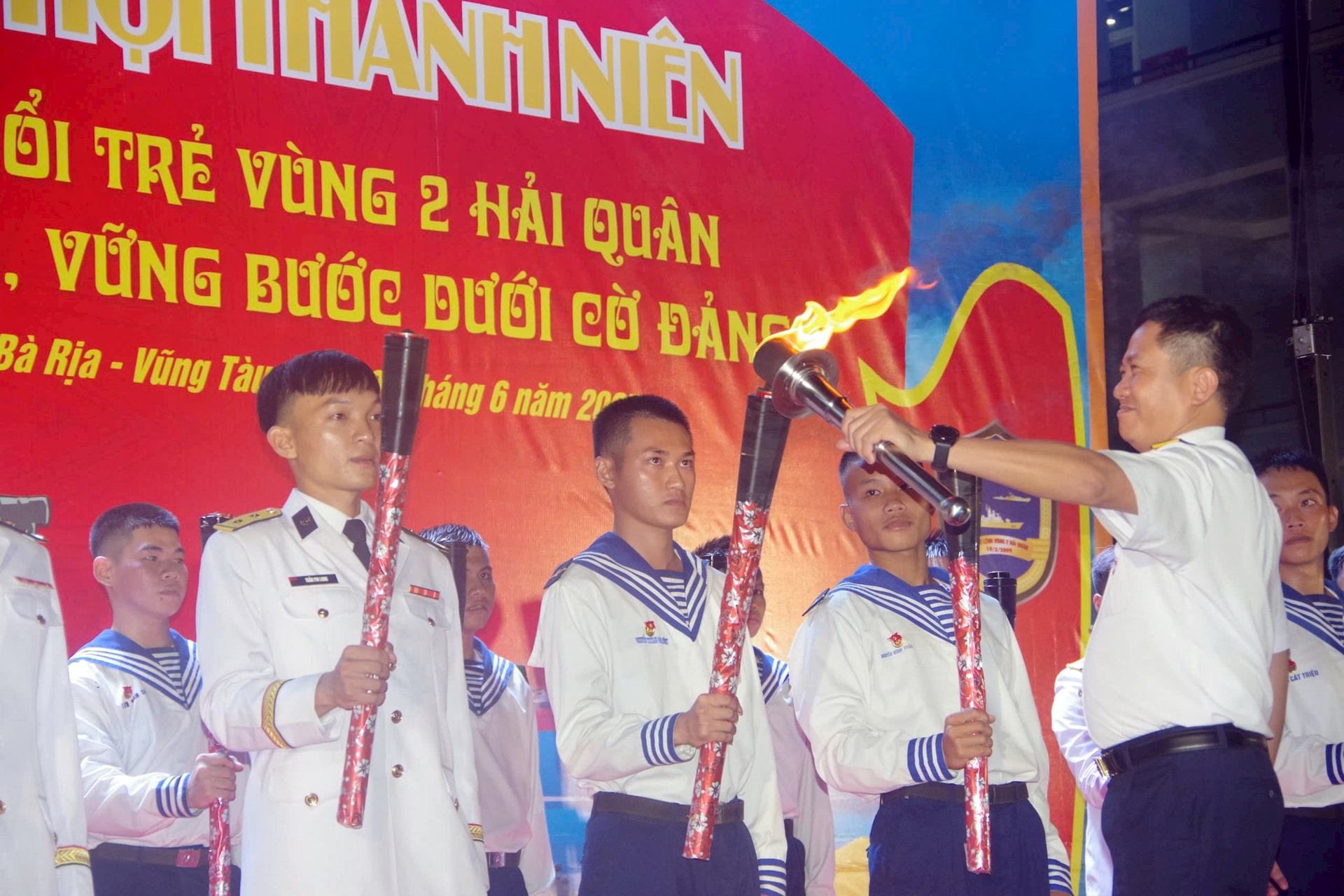 4-3 4.-16-ngon-duoc-bieu-tuong-thieng-lieng-cua-16-nam-xay-dung-va-truong-thanh-cua-vung-2-hai-quan-duoc-dong-chi-chinh-uy-vung-thap-sang..jpg