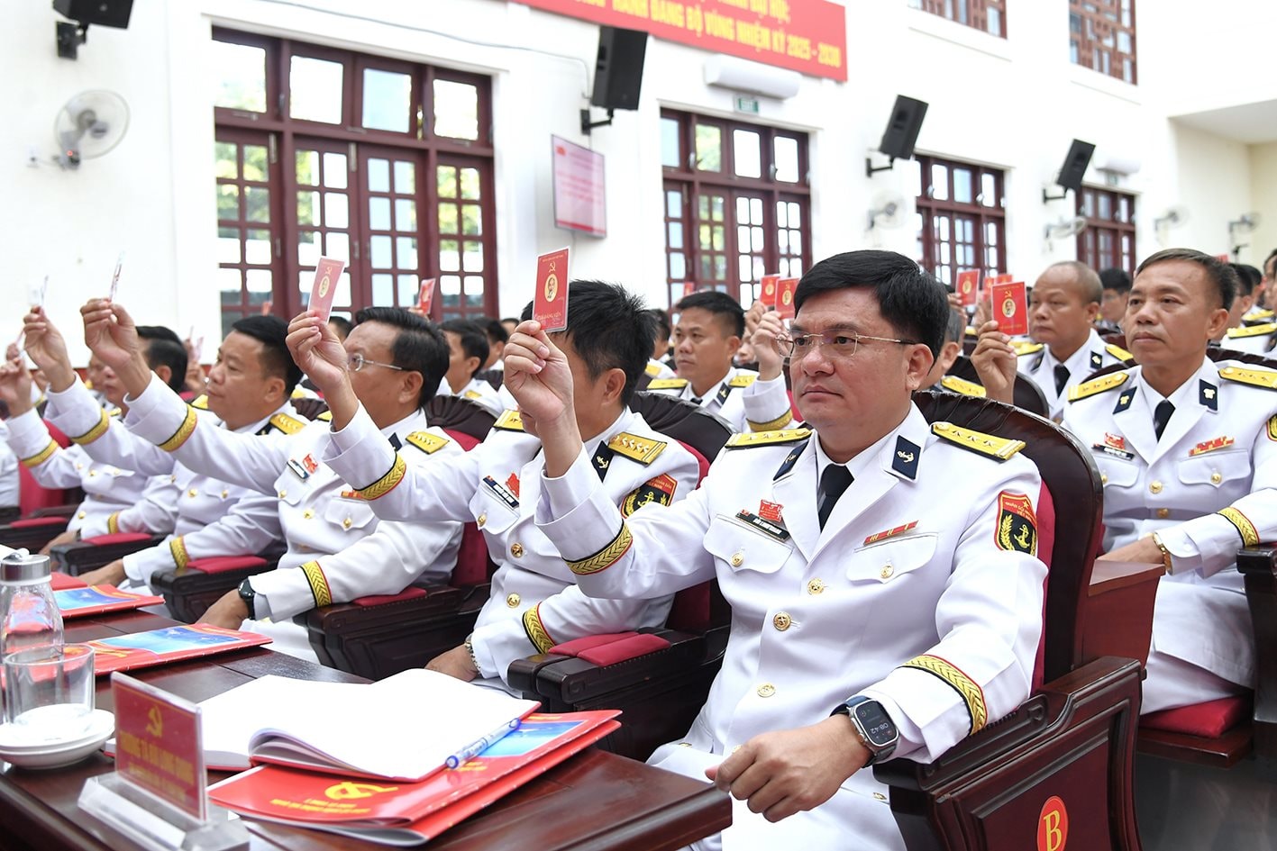 8 8.-bieu-quyet-thong-qua-.jpg