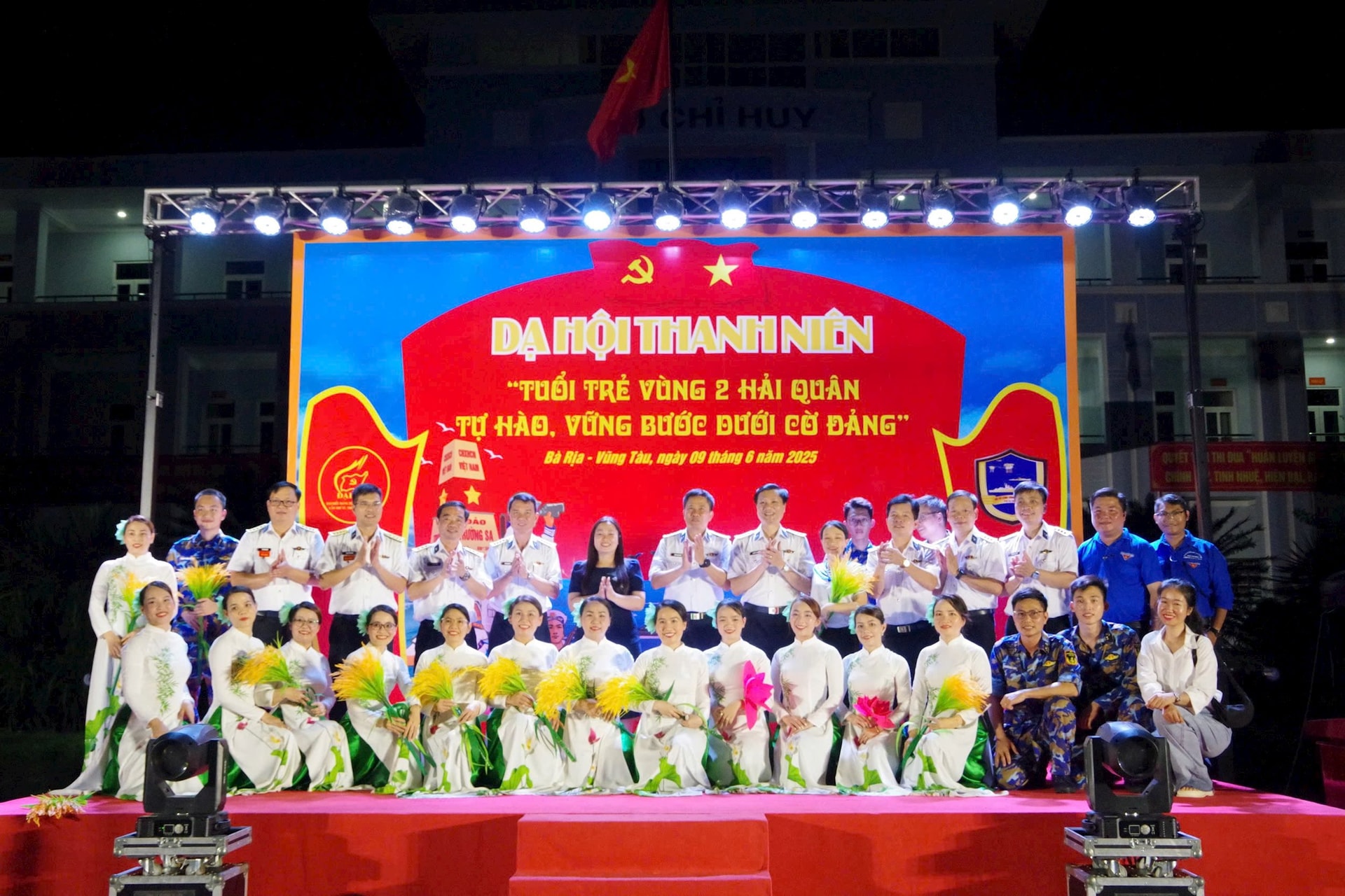 9-1 9.thu-truong-btl-vung-chup-anh-luu-niem-trong-dem-da-hoi-thanh-nien.jpg