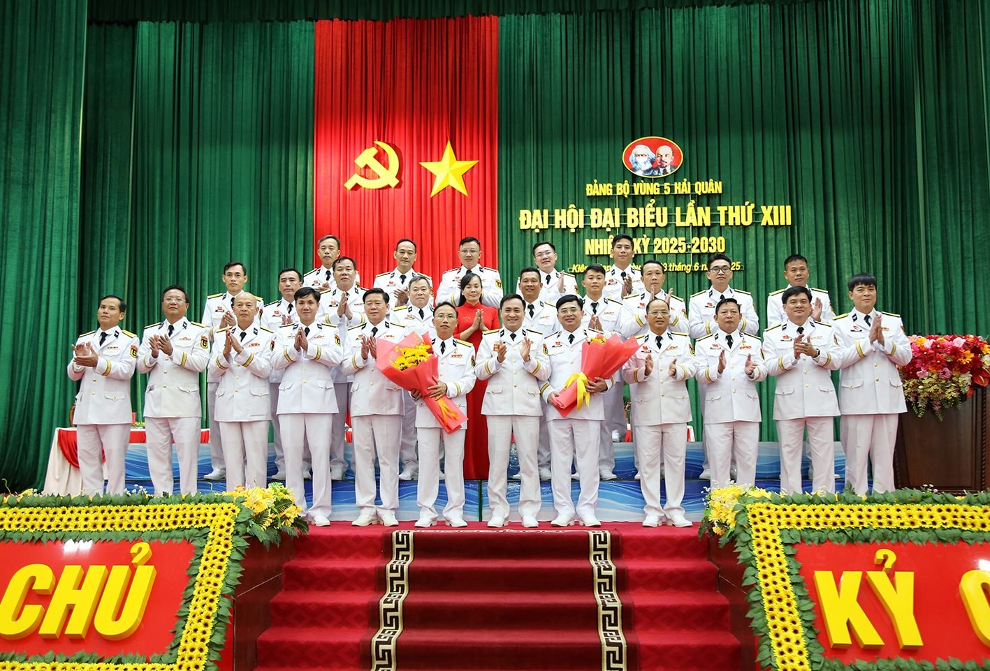 9 9.-ban-chap-hanh-dang-bo-vung-5-hai-quan-nhiem-ky-2025-2030-va-doan-dai-bieu-di-du-dai-hoi-cap-tren-ra-mat-dai-hoi.jpg