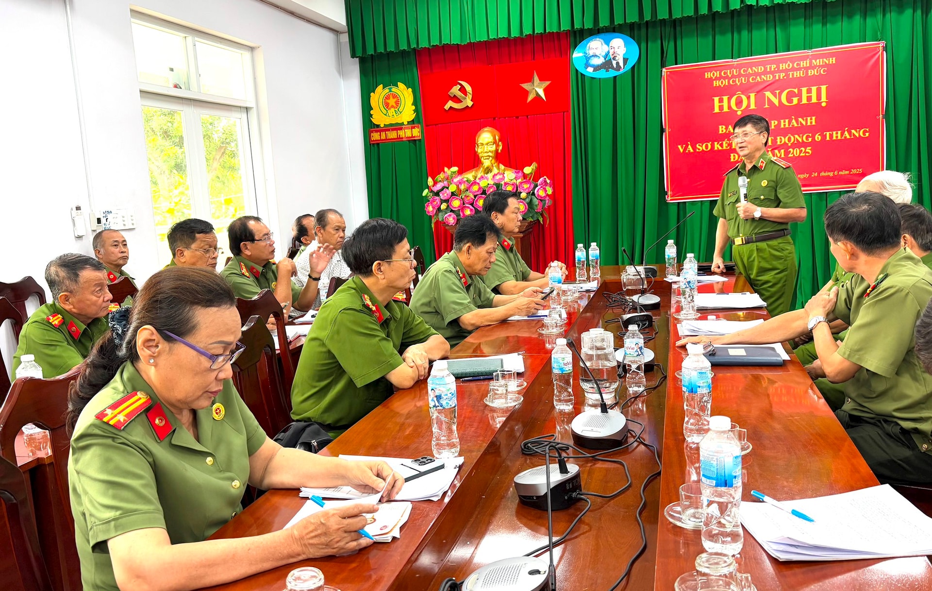 anh-2-thieu-tuong-vu-duc-khien-pho-chu-tich-hoi-cuu-cand-tp anh-2-thieu-tuong-vu-duc-khien-pho-chu-tich-hoi-cuu-cand-tp.hcm-phat-bieu-chi-dao-trong-hoi-nghi-sang-24.6..jpg