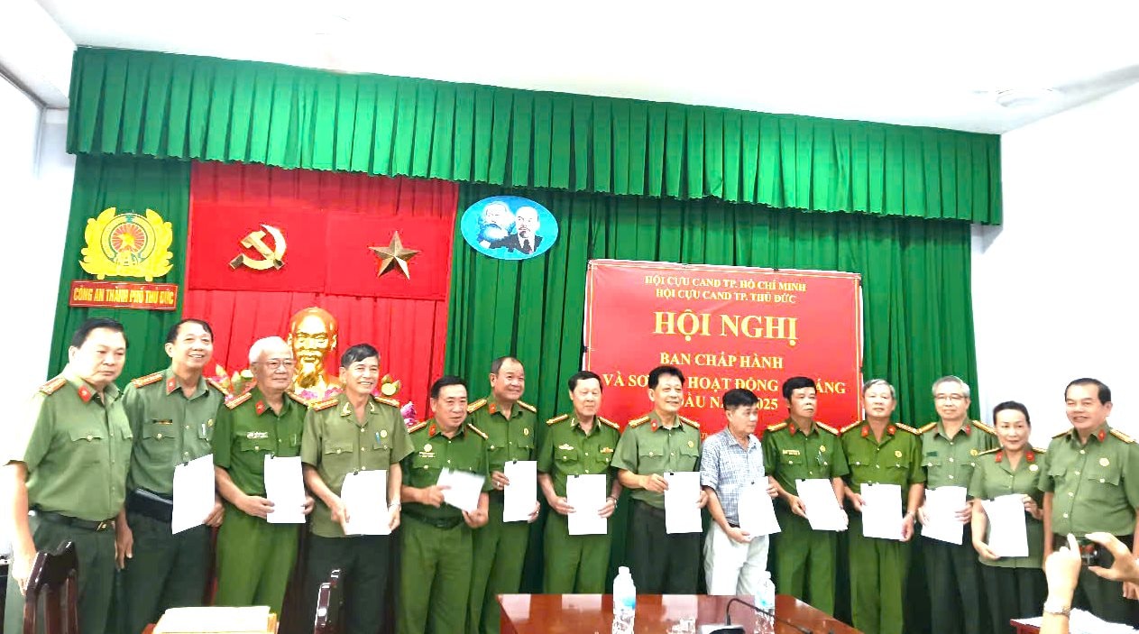 anh-3-hoi-cuu-cand-tp-thu-duc-trao-quyet-dinh-thanh-lap-12-chi-hoi-cuu-cand-cap-phuong anh-3-hoi-cuu-cand-tp-thu-duc-trao-quyet-dinh-thanh-lap-12-chi-hoi-cuu-cand-cap-phuong.-1-(1).jpg